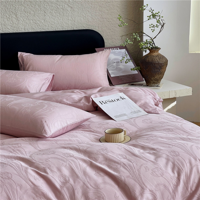 91家纺网 家纺一手货源 找家纺 琪格格纺织 2026新款60s精梳全棉纯棉厚织贡缎提花四件套 A类全棉立体浮雕床品 郁香浅渡-嫣紫