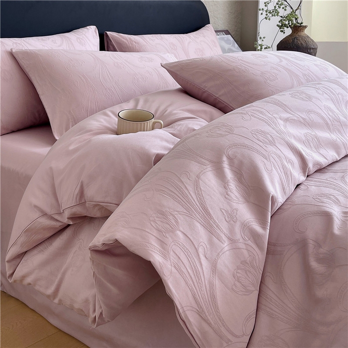 91家纺网 家纺一手货源 找家纺 琪格格纺织 2026新款60s精梳全棉纯棉厚织贡缎提花四件套 A类全棉立体浮雕床品 郁香浅渡-嫣紫