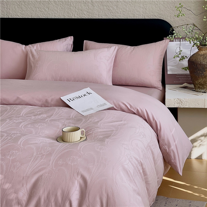 91家纺网 家纺一手货源 找家纺 琪格格纺织 2026新款60s精梳全棉纯棉厚织贡缎提花四件套 A类全棉立体浮雕床品 郁香浅渡-嫣紫