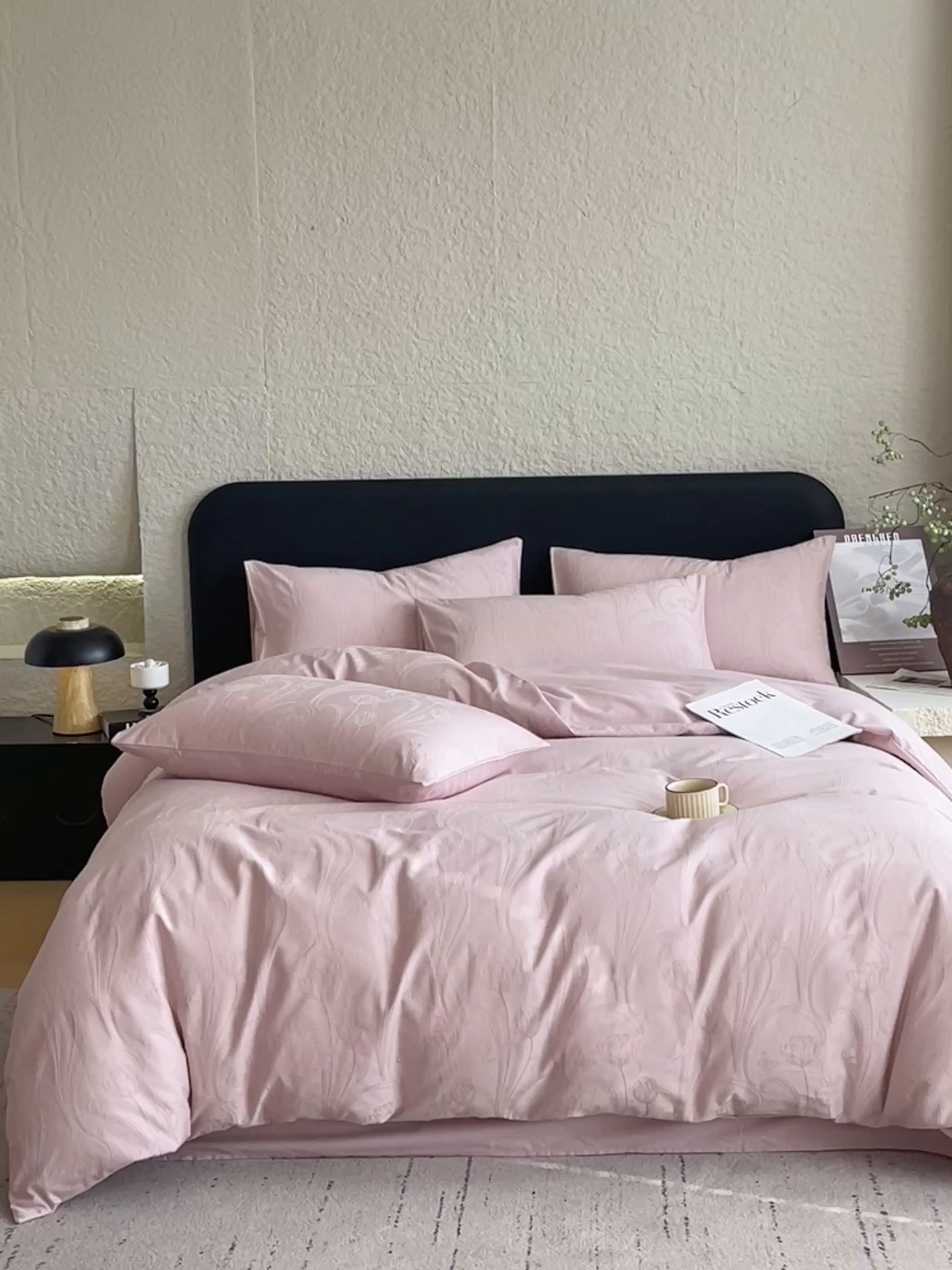 91家纺网 家纺一手货源 找家纺 琪格格纺织 2026新款60s精梳全棉纯棉厚织贡缎提花四件套 A类全棉立体浮雕床品 郁香浅渡-嫣紫