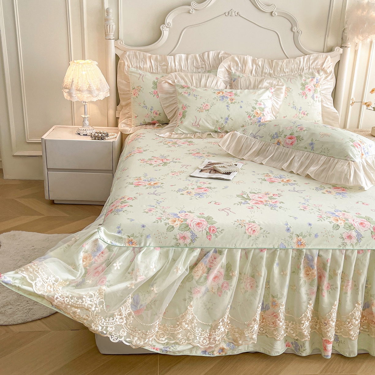 91家纺网 家纺一手货源 找家纺 宜凡家纺 2026新款全棉印花床裙款三件套 曼妙花香