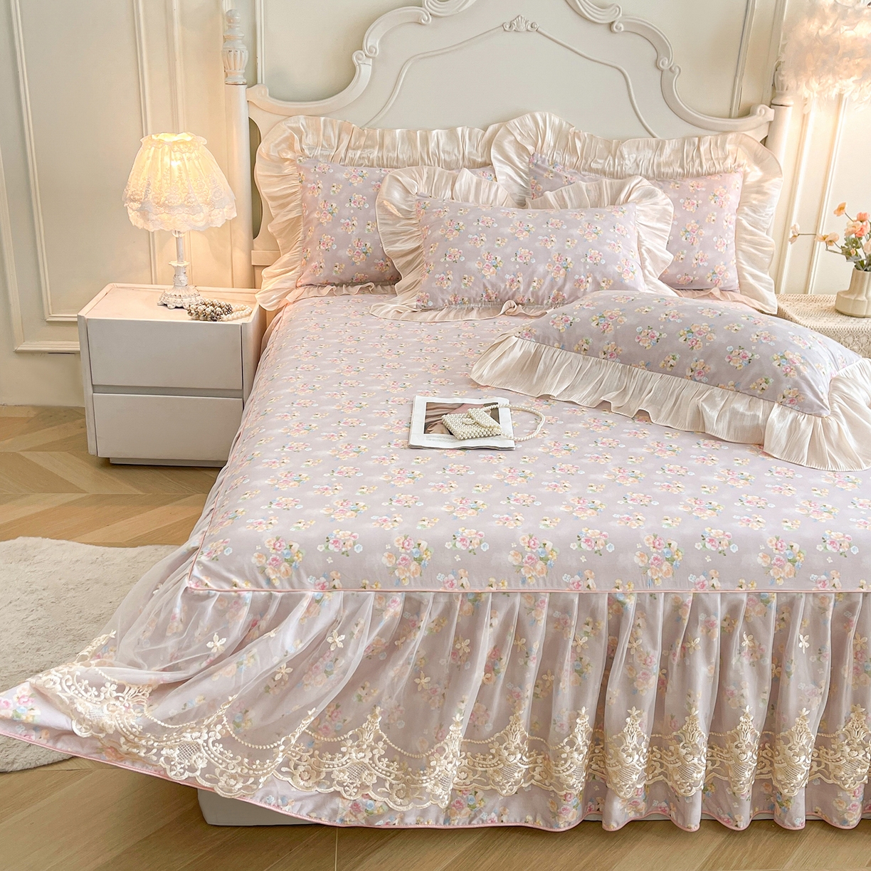 91家纺网 家纺一手货源 找家纺 宜凡家纺 2026新款全棉印花床裙款三件套 晴空