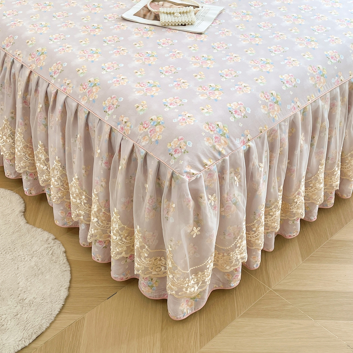 91家纺网 家纺一手货源 找家纺 宜凡家纺 2026新款全棉印花床裙款三件套 晴空