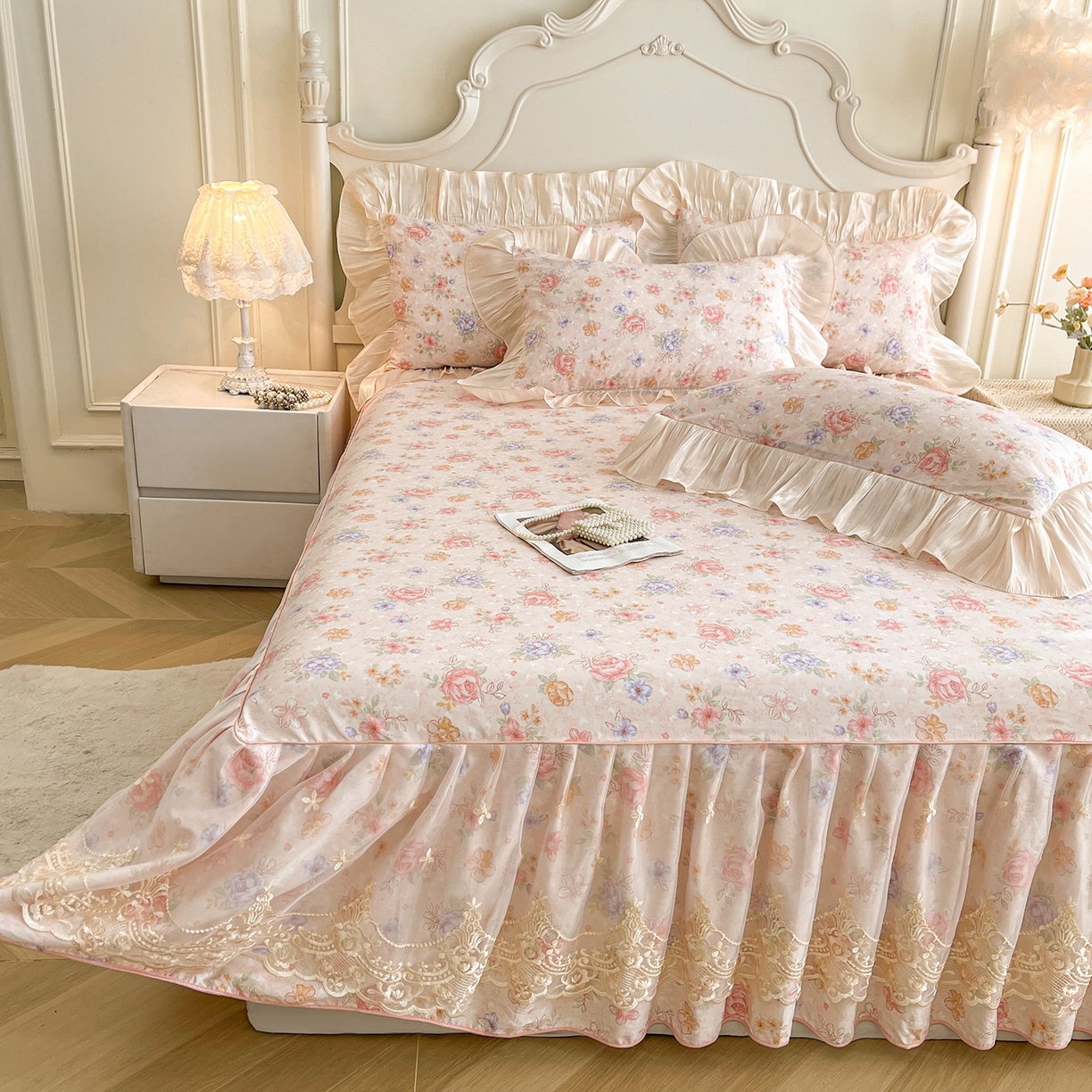 91家纺网 家纺一手货源 找家纺 宜凡家纺 2026新款全棉印花床裙款三件套 寻觅花季