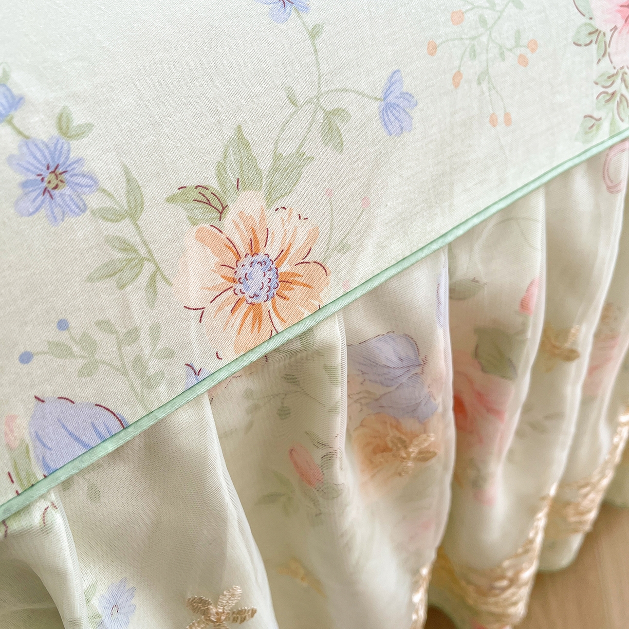 91家纺网 家纺一手货源 找家纺 宜凡家纺 2026新款全棉印花床裙款三件套 曼妙花香