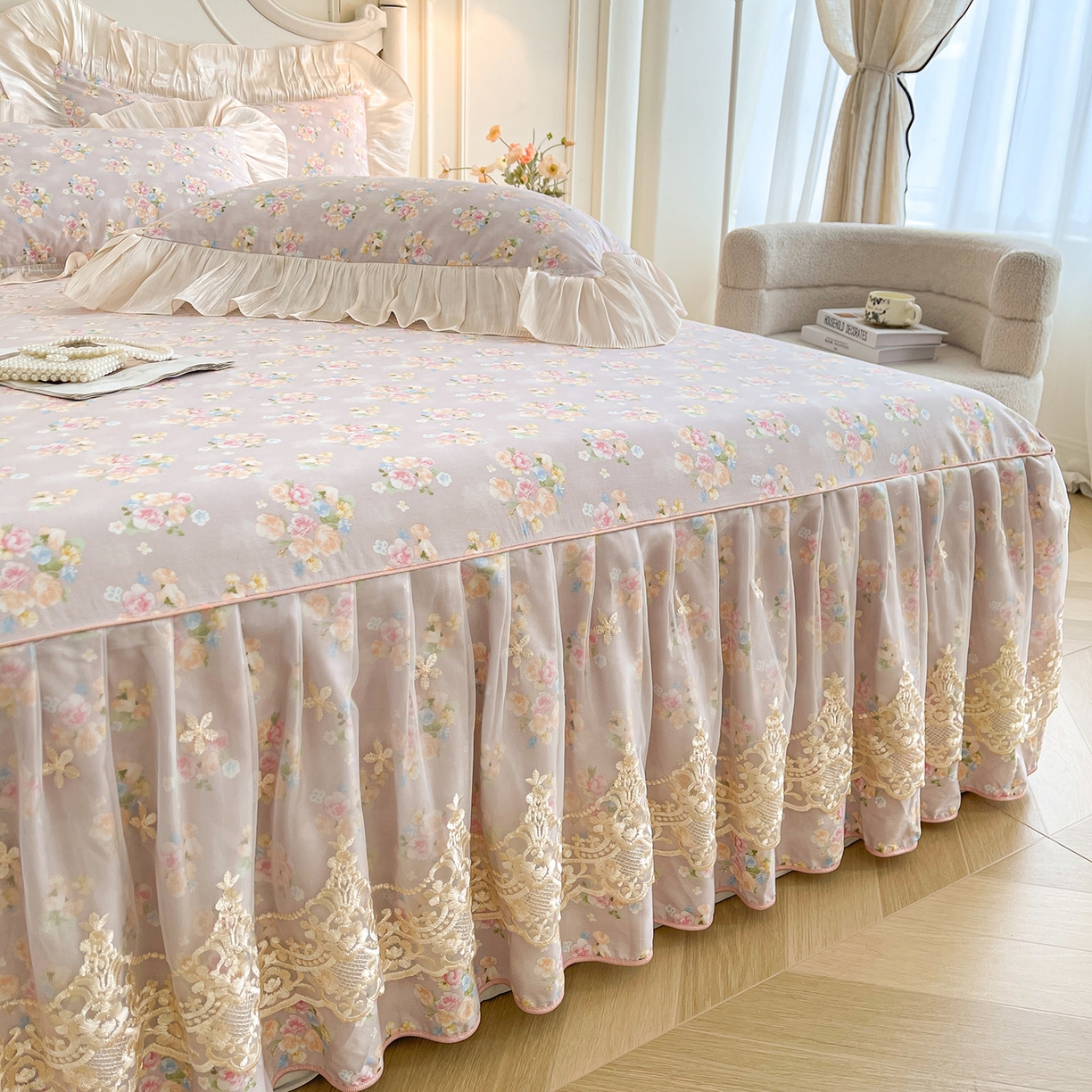 91家纺网 家纺一手货源 找家纺 宜凡家纺 2026新款全棉印花床裙款三件套 晴空