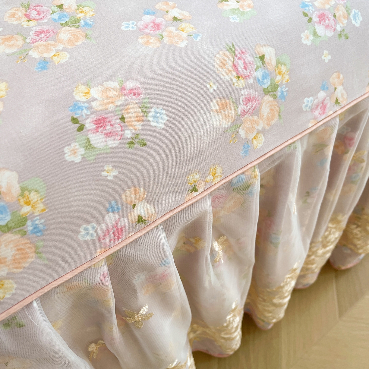 91家纺网 家纺一手货源 找家纺 宜凡家纺 2026新款全棉印花床裙款三件套 晴空