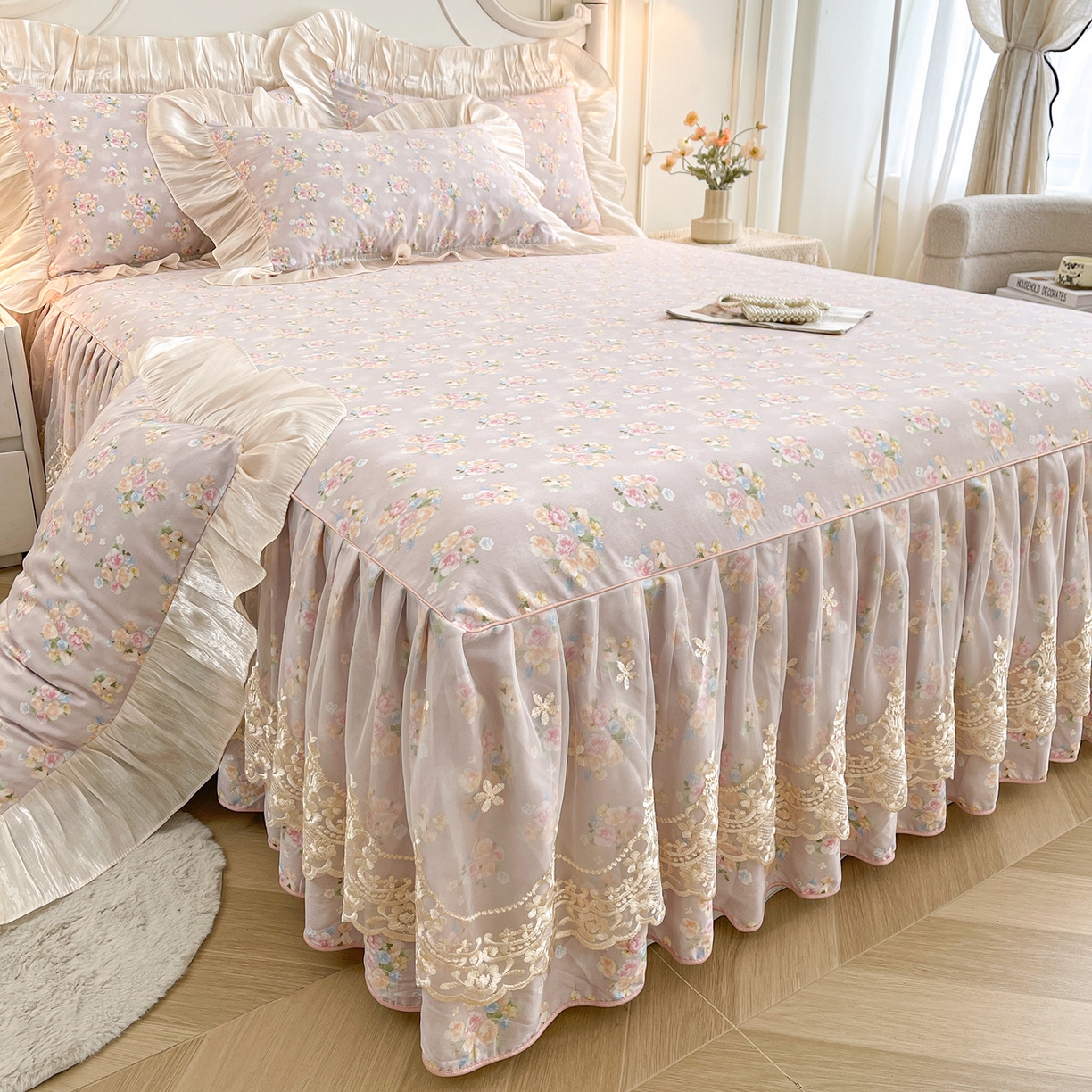 91家纺网 家纺一手货源 找家纺 宜凡家纺 2026新款全棉印花床裙款三件套 晴空