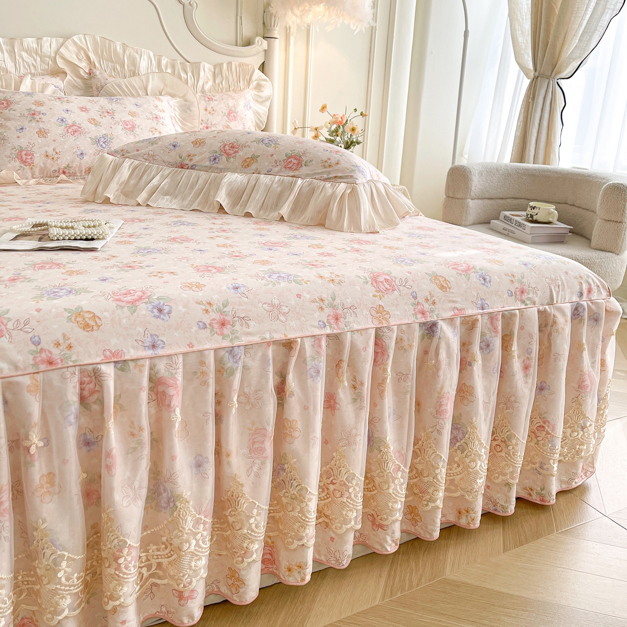 91家纺网 家纺一手货源 找家纺 宜凡家纺 2026新款全棉印花床裙款四件套 寻觅花季