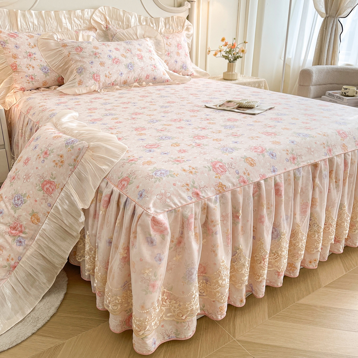 91家纺网 家纺一手货源 找家纺 宜凡家纺 2026新款全棉印花床裙款四件套 寻觅花季