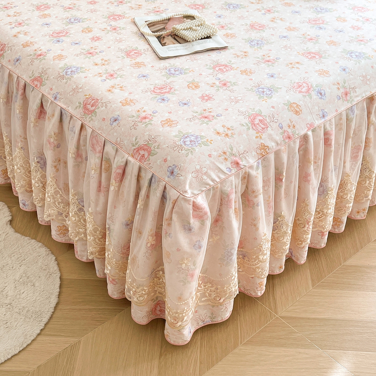 91家纺网 家纺一手货源 找家纺 宜凡家纺 2026新款全棉印花床裙款四件套 寻觅花季