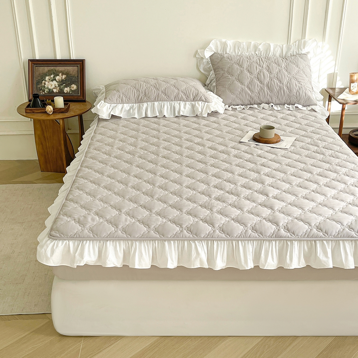 91家纺网 家纺一手货源 找家纺 佳笠家居 2026春夏新款A类全棉纯棉水洗棉新疆棉花少女风花边单床笠 床笠单件 枫舞灰