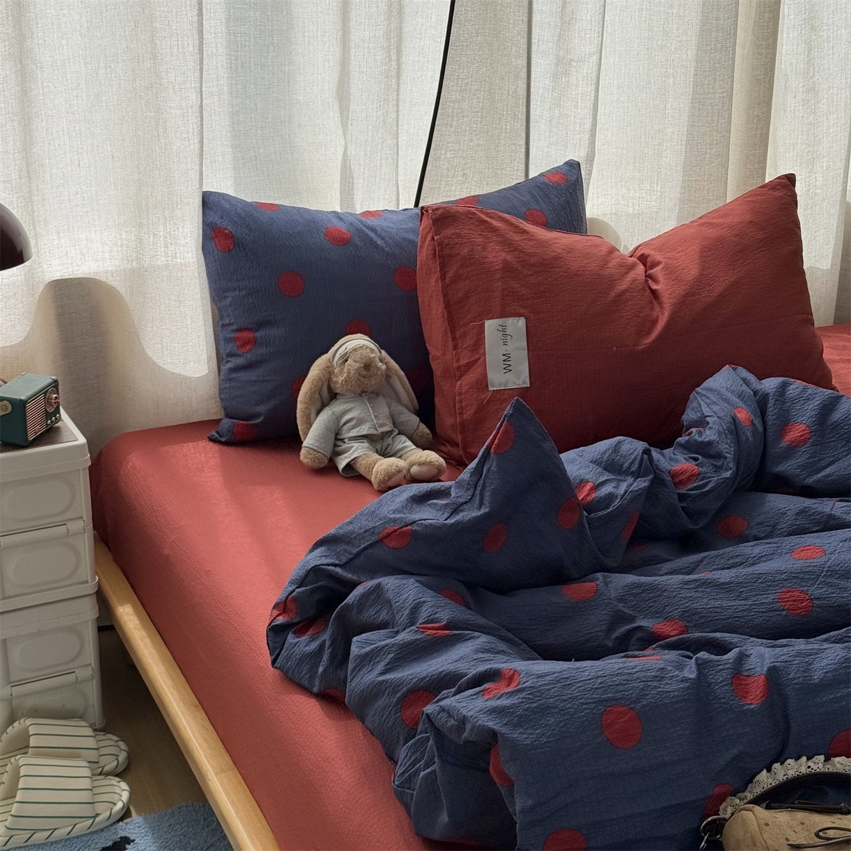 91家纺网 家纺一手货源 找家纺 拾一 2026新款软糯木棉甜美波点系列四件套 甜美波点-红藏青