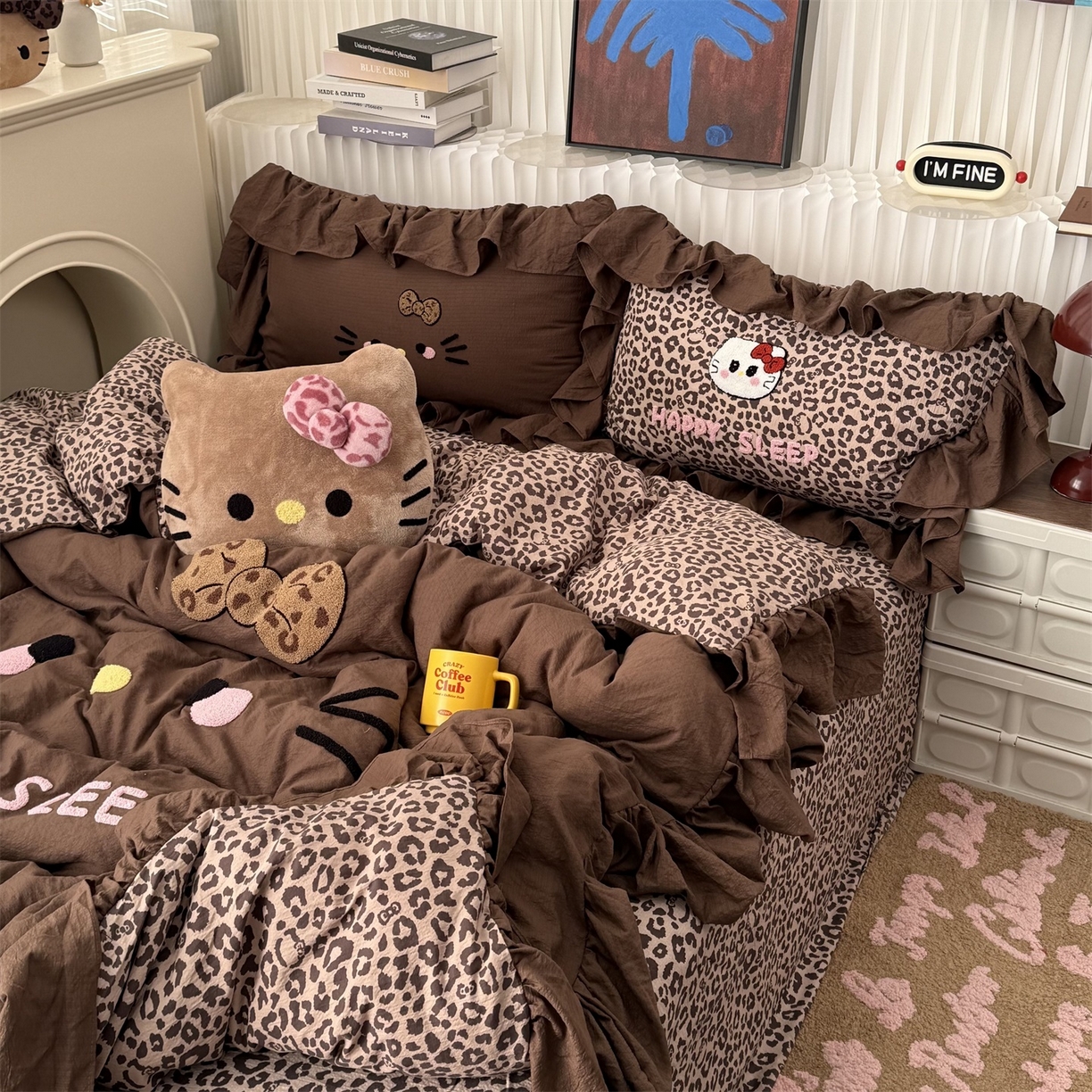 91家纺网 家纺一手货源 找家纺 拾一 2026新款少女心可爱黑皮KT猫猫花边款毛巾绣木棉四件套 猫猫-棕