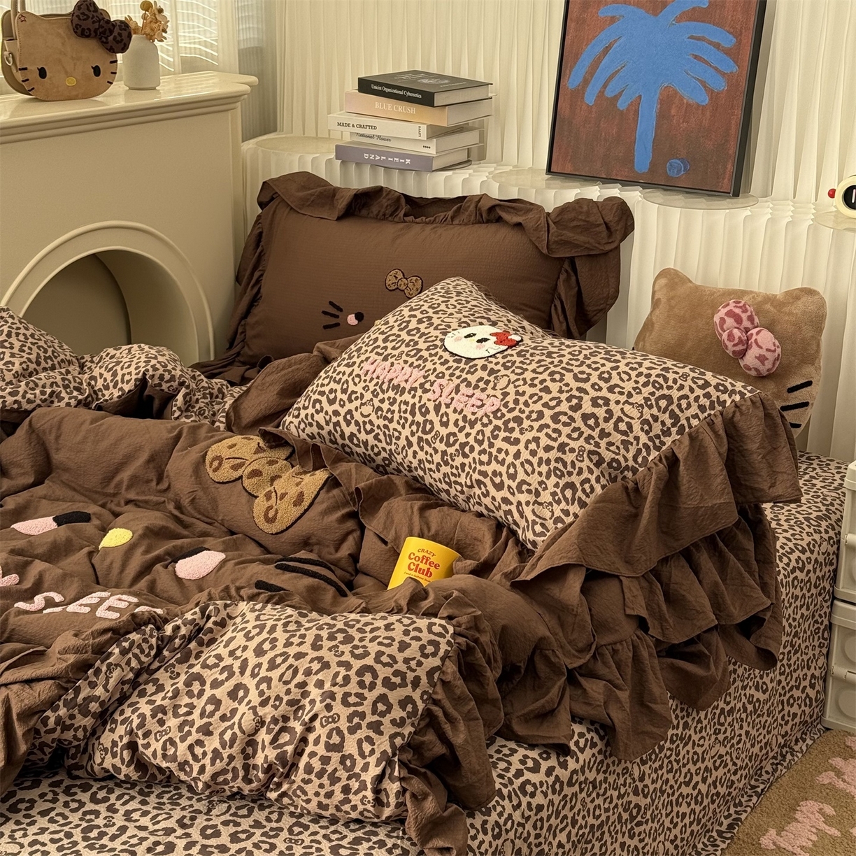 91家纺网 家纺一手货源 找家纺 拾一 2026新款少女心可爱黑皮KT猫猫花边款毛巾绣木棉四件套 猫猫-棕