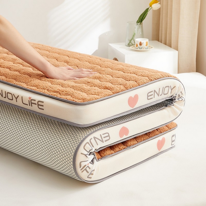 91家纺网 家纺一手货源 找家纺 月茶家纺 2026新款立体爱心边羊羔绒海绵床垫垫子 驼色