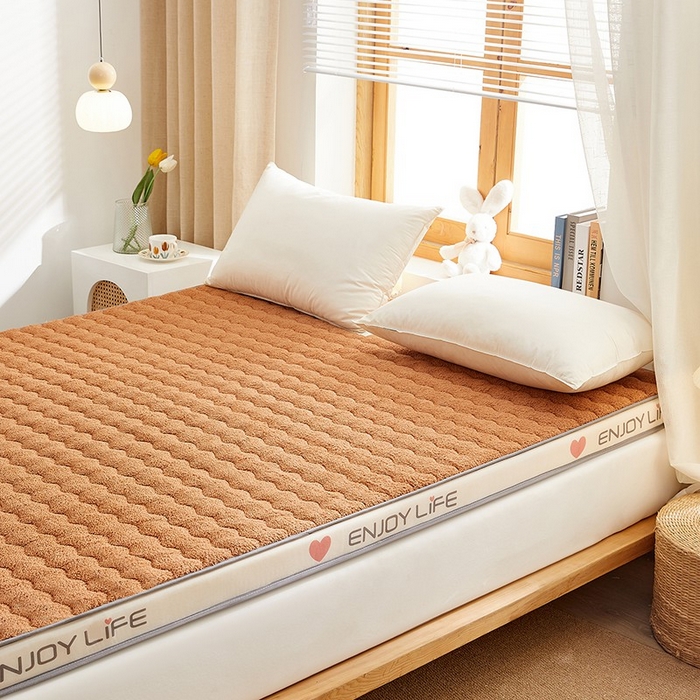 91家纺网 家纺一手货源 找家纺 月茶家纺 2026新款立体爱心边羊羔绒海绵床垫垫子 驼色