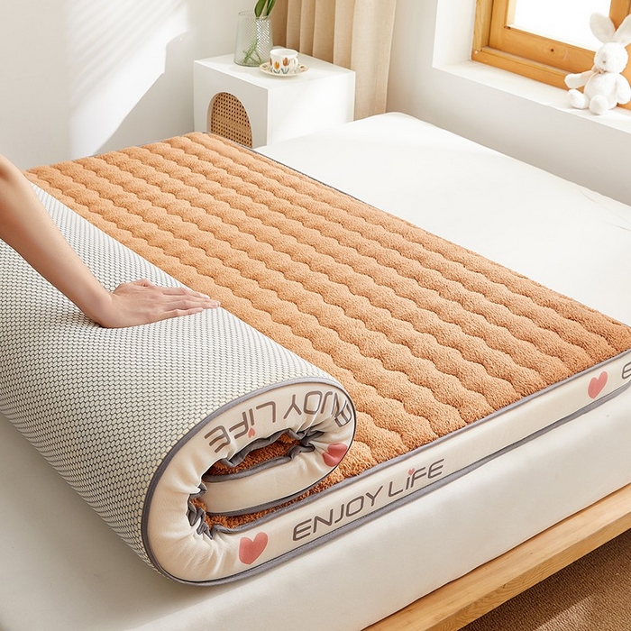 91家纺网 家纺一手货源 找家纺 月茶家纺 2026新款立体爱心边羊羔绒海绵床垫垫子 驼色