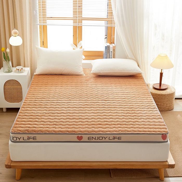 91家纺网 家纺一手货源 找家纺 月茶家纺 2026新款立体爱心边羊羔绒海绵床垫垫子 驼色