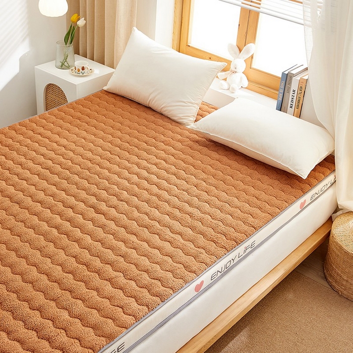 91家纺网 家纺一手货源 找家纺 月茶家纺 2026新款立体爱心边羊羔绒海绵床垫垫子 驼色