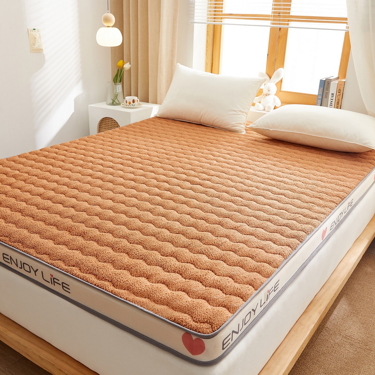 91家纺网 家纺一手货源 找家纺 月茶家纺 2026新款立体爱心边羊羔绒海绵床垫垫子 驼色
