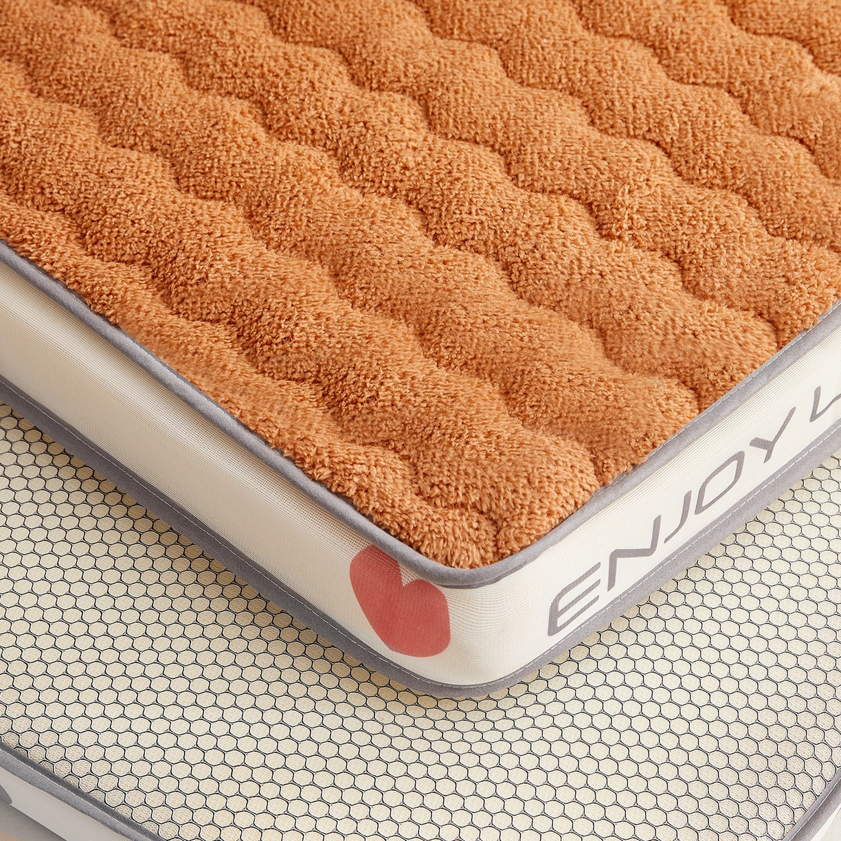 91家纺网 家纺一手货源 找家纺 月茶家纺 2026新款立体爱心边羊羔绒海绵床垫垫子 驼色