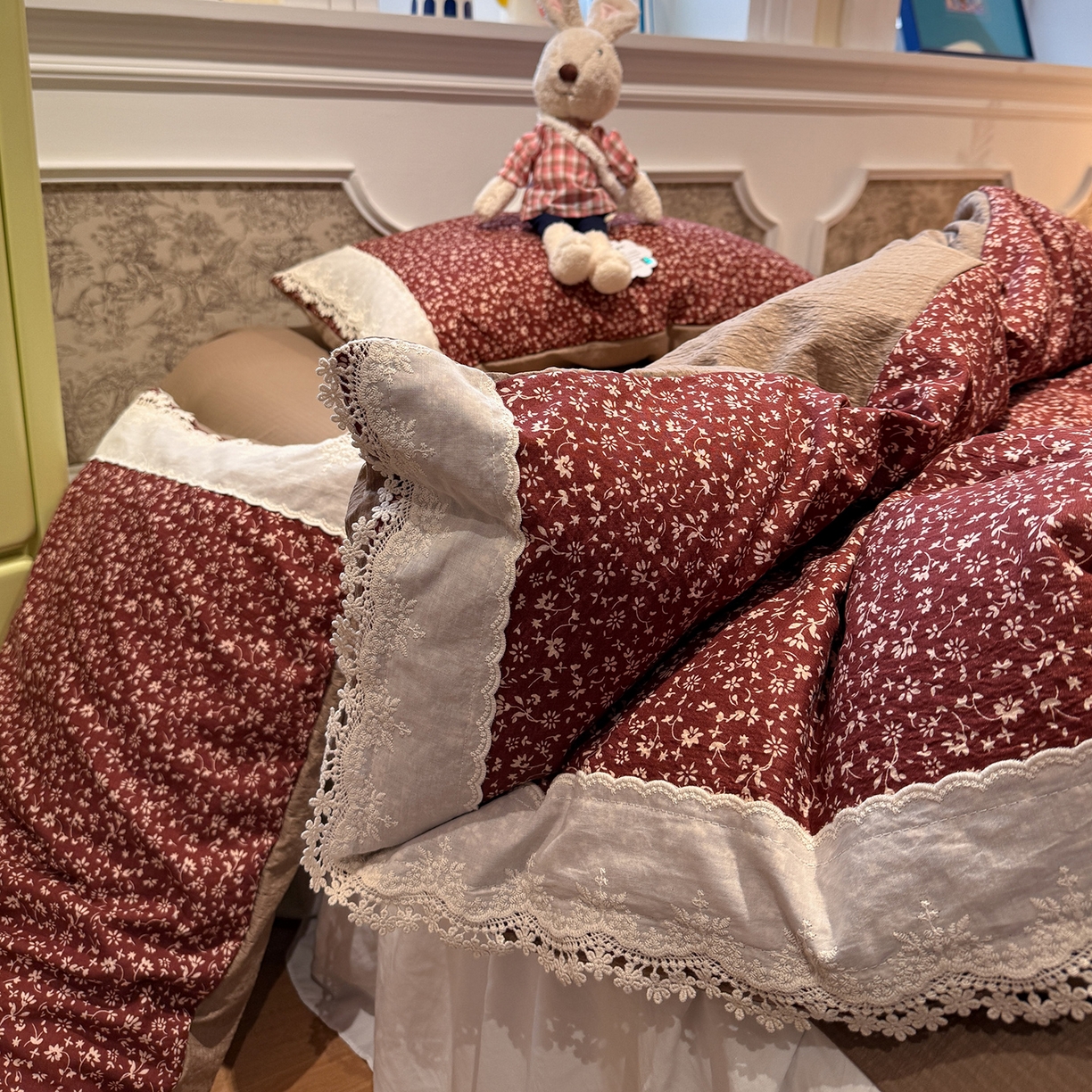 91家纺网 家纺一手货源 找家纺 盼季家纺 2026新款亲肤木棉法式复古蕾丝花边皱皱纱四件套 复古蕾丝花边-玫瑰花园