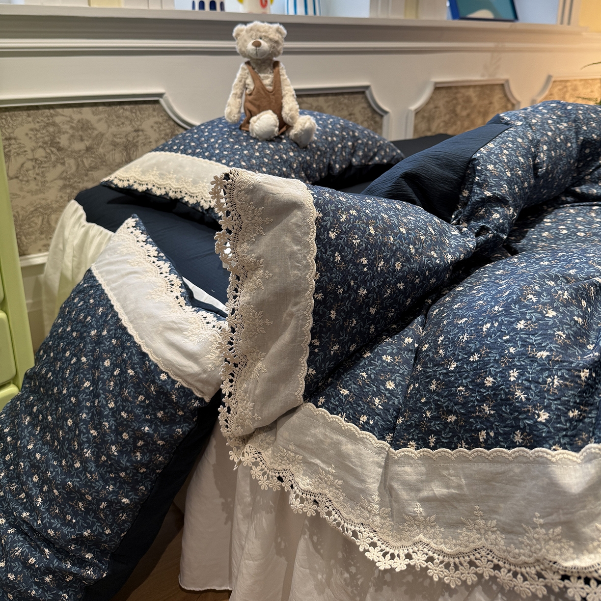 91家纺网 家纺一手货源 找家纺 盼季家纺 2026新款亲肤木棉法式复古蕾丝花边皱皱纱四件套 复古蕾丝花边-南法假日