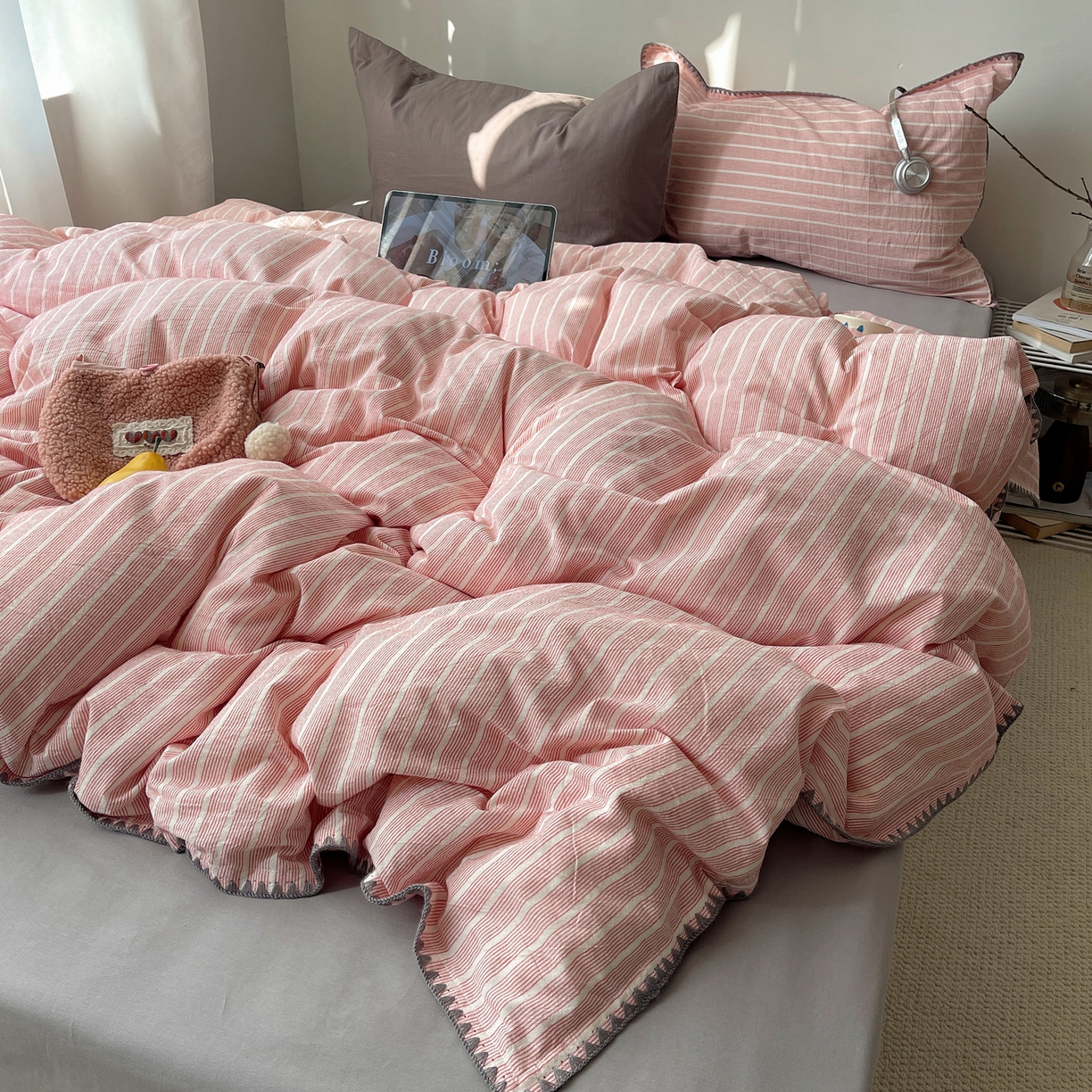 91家纺网 家纺一手货源 找家纺 瑞莱 2026年新款全棉纯棉水洗棉贝壳边四件套 粉序白织