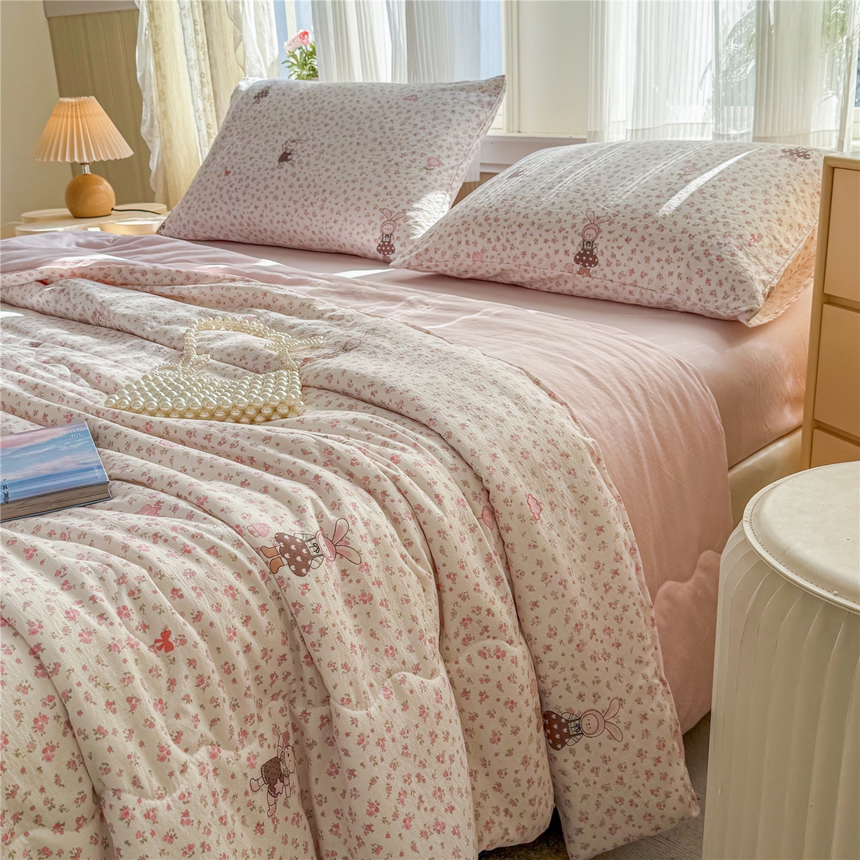 91家纺网 家纺一手货源 找家纺 艺菲阁家纺 2026新款云感双层纱夏被夏凉被空调被 芭比兔