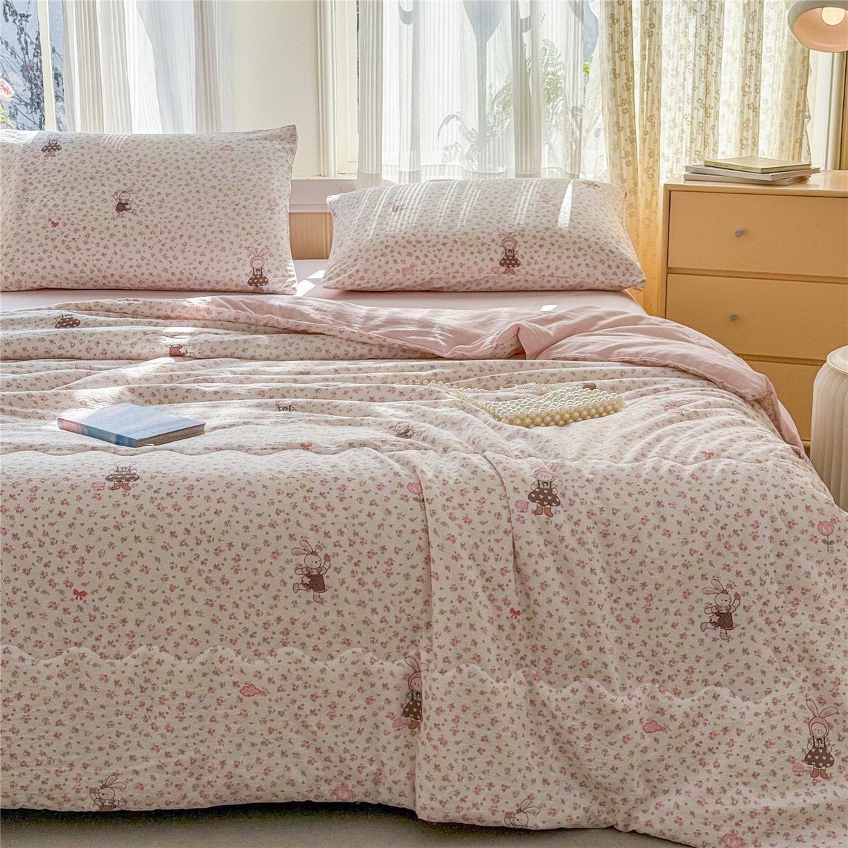 91家纺网 家纺一手货源 找家纺 艺菲阁家纺 2026新款云感双层纱夏被夏凉被空调被 芭比兔