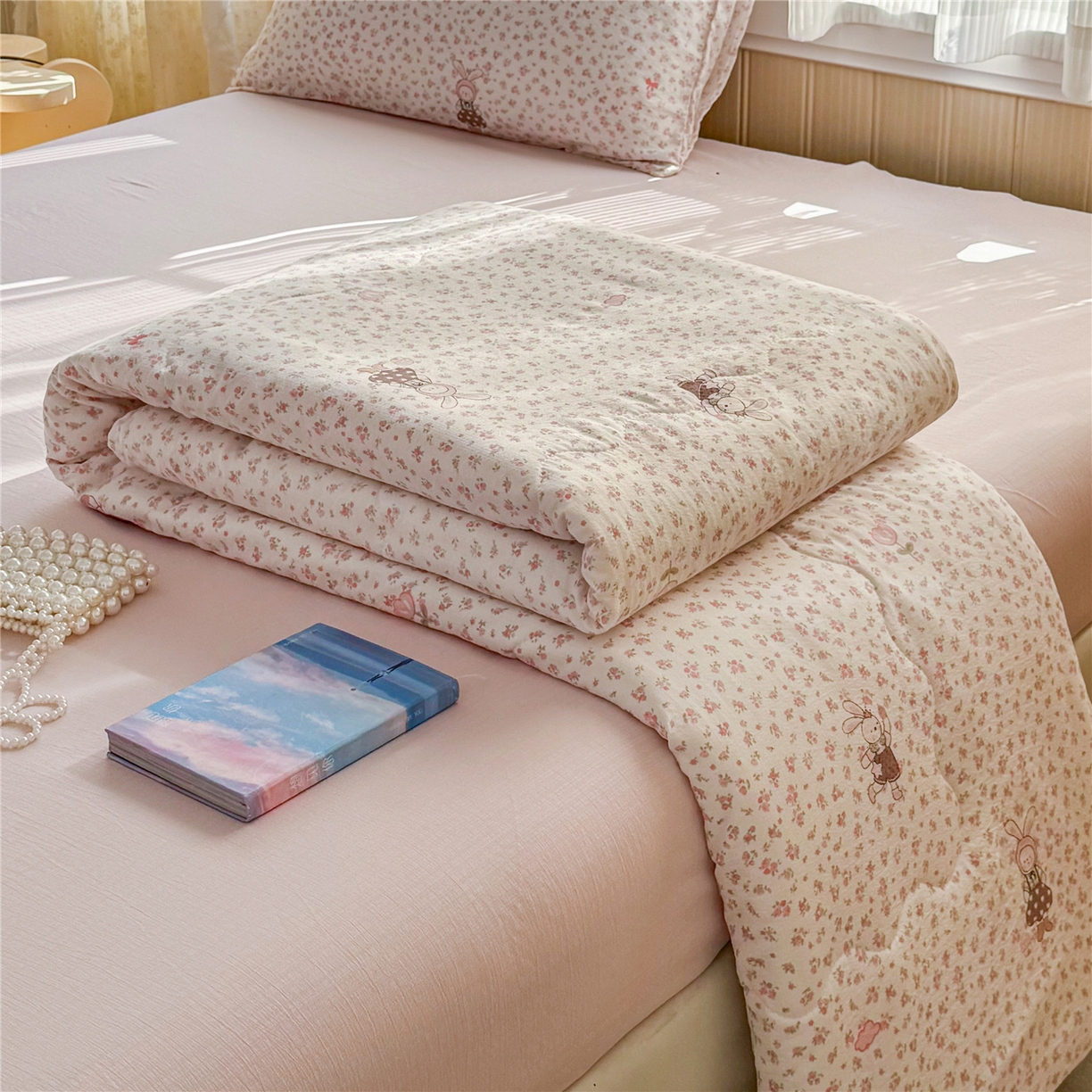 91家纺网 家纺一手货源 找家纺 艺菲阁家纺 2026新款云感双层纱夏被夏凉被空调被 芭比兔