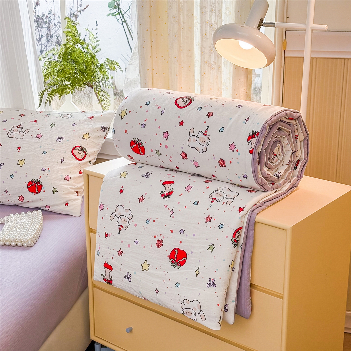 91家纺网 家纺一手货源 找家纺 艺菲阁家纺 2026新款云感双层纱夏被夏凉被空调被 苹果小怪