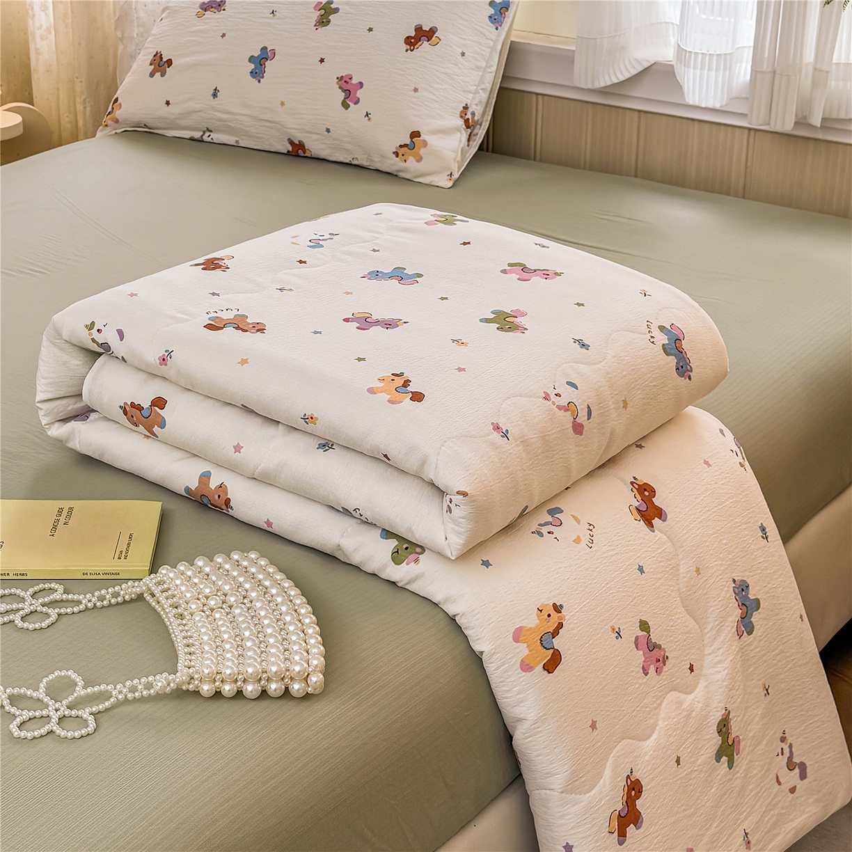 91家纺网 家纺一手货源 找家纺 艺菲阁家纺 2026新款云感双层纱夏被夏凉被空调被 童年木马