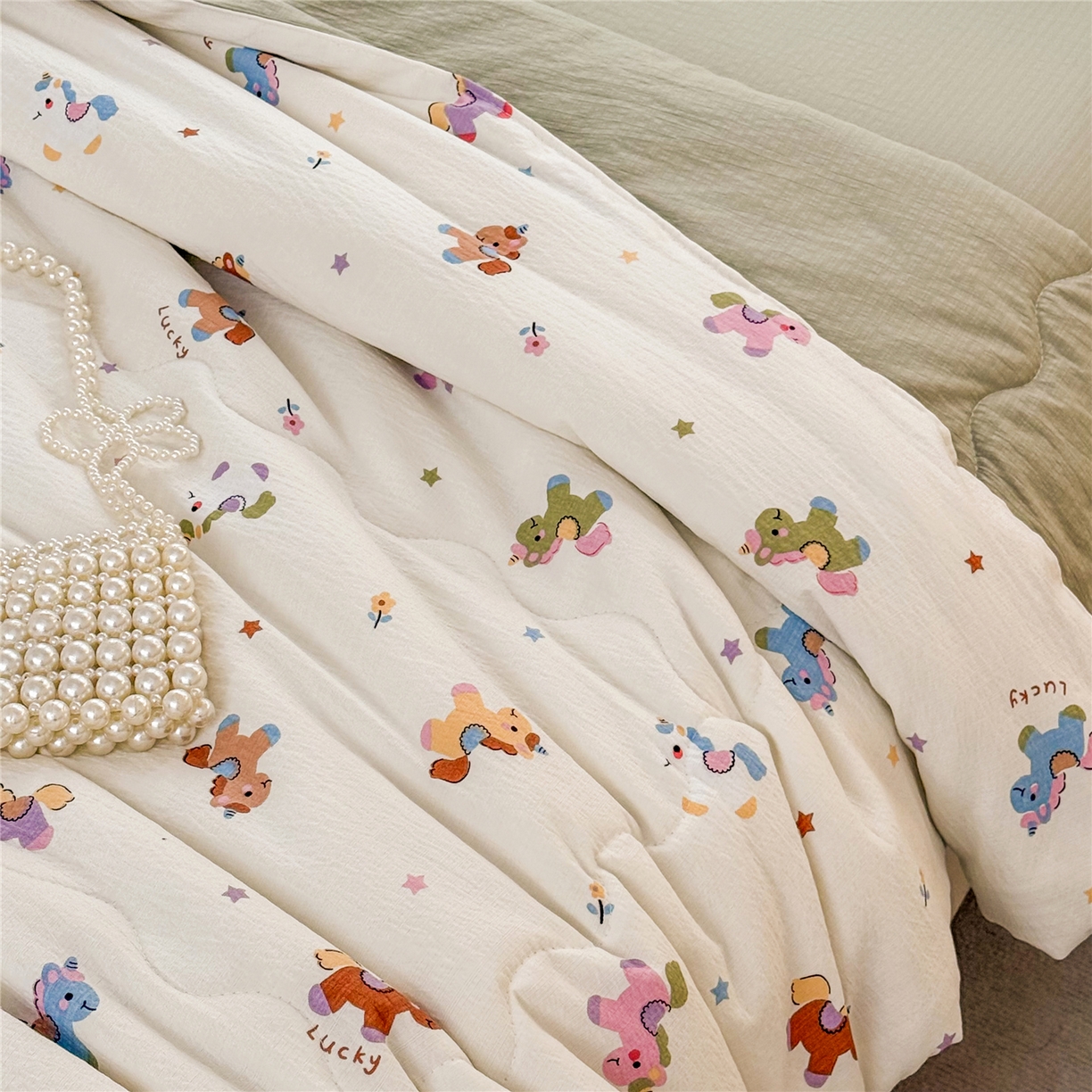 91家纺网 家纺一手货源 找家纺 艺菲阁家纺 2026新款云感双层纱夏被夏凉被空调被 童年木马