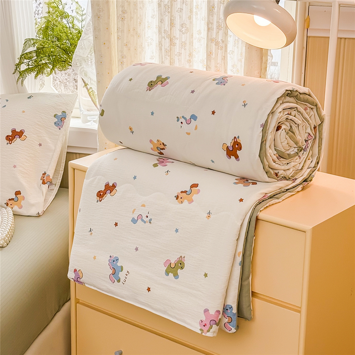 91家纺网 家纺一手货源 找家纺 艺菲阁家纺 2026新款云感双层纱夏被夏凉被空调被 童年木马