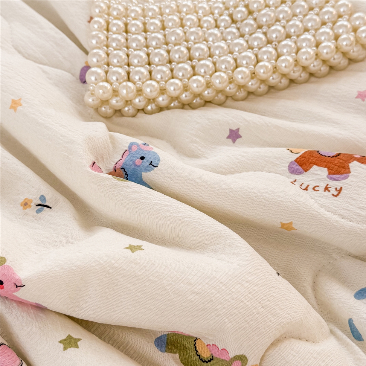 91家纺网 家纺一手货源 找家纺 艺菲阁家纺 2026新款云感双层纱夏被夏凉被空调被 童年木马