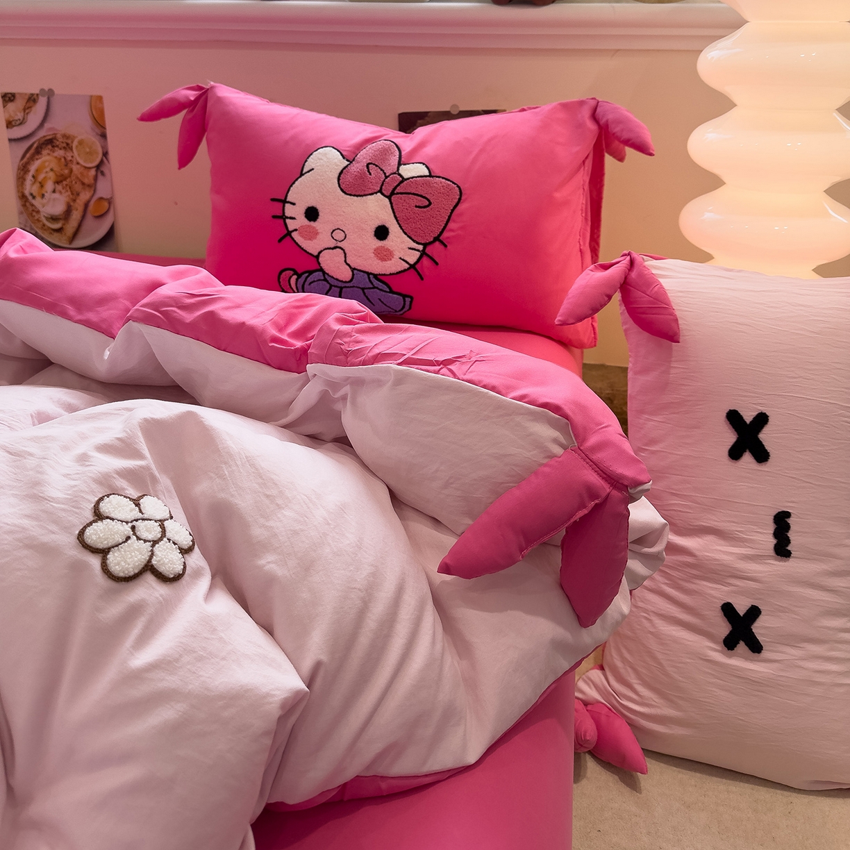 91家纺网 家纺一手货源 找家纺 盼季家纺 2026新款立体蝴蝶结毛巾绣卡通四件套 立体蝴蝶结-玫玫KT