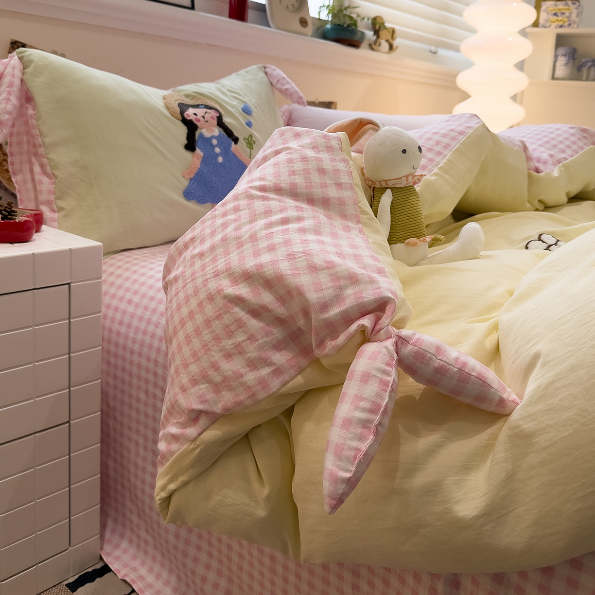 91家纺网 家纺一手货源 找家纺 盼季家纺 2026新款立体蝴蝶结毛巾绣卡通四件套 立体蝴蝶结-小女孩