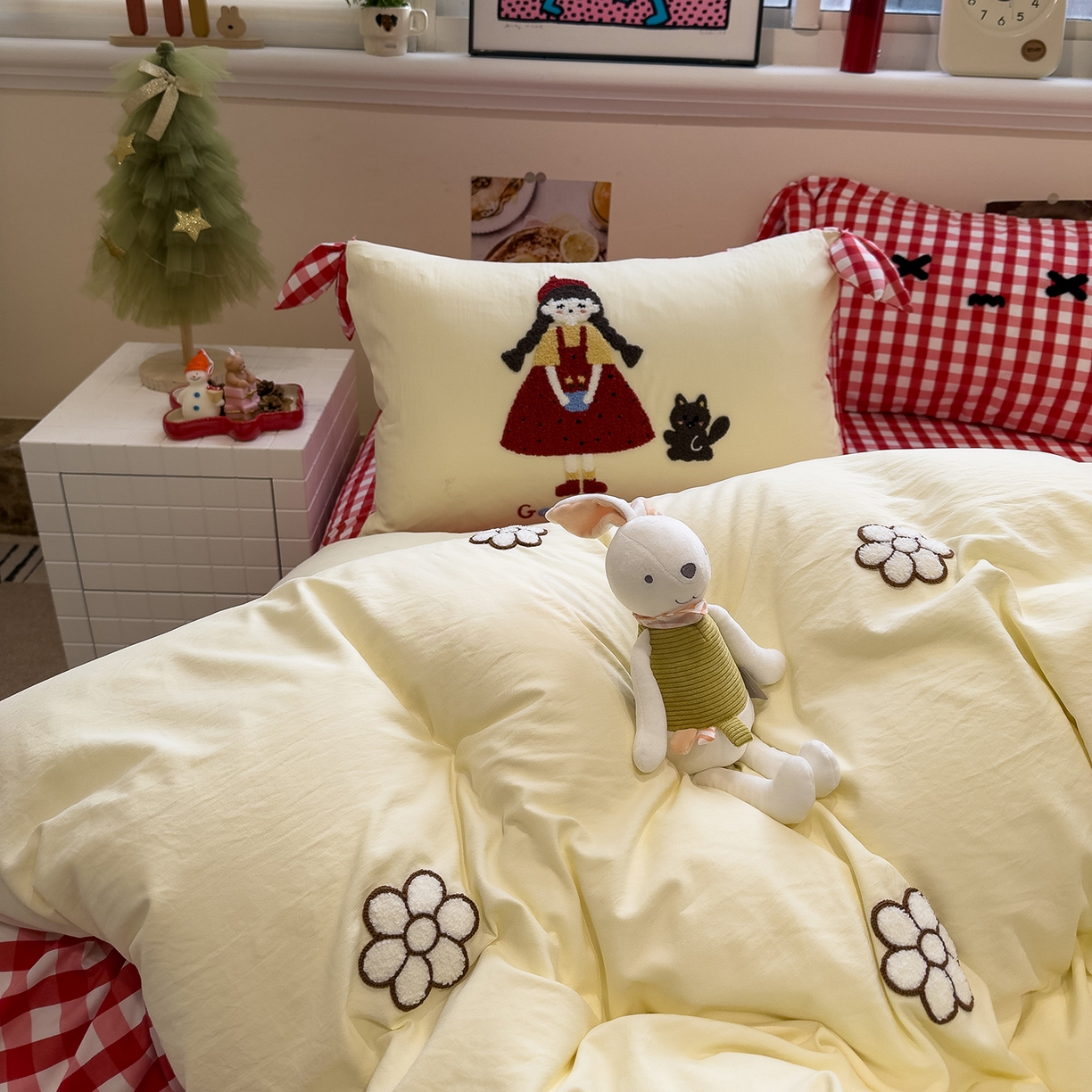 91家纺网 家纺一手货源 找家纺 盼季家纺 2026新款立体蝴蝶结毛巾绣卡通四件套 立体蝴蝶结-扎辫女生