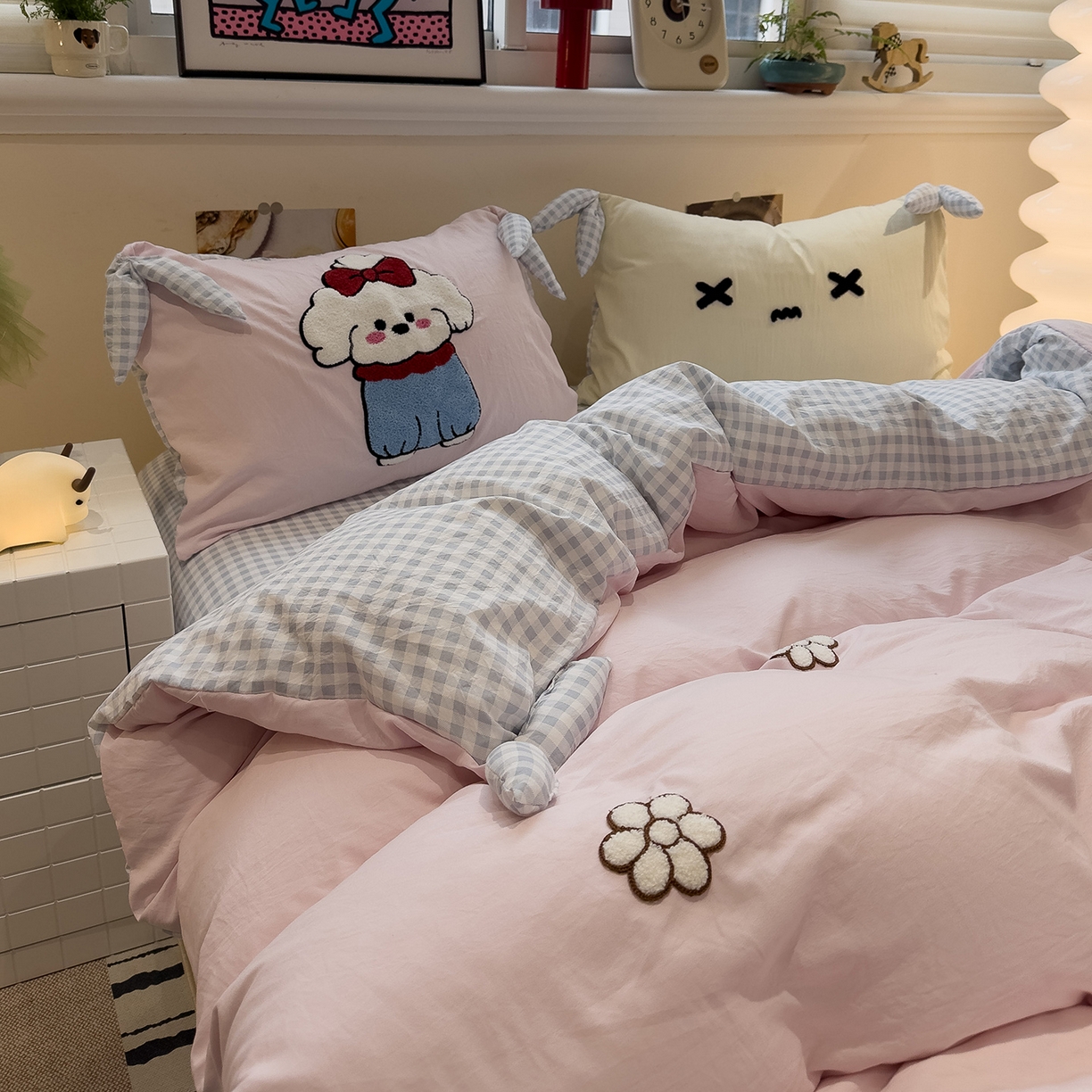 91家纺网 家纺一手货源 找家纺 盼季家纺 2026新款立体蝴蝶结毛巾绣卡通四件套 立体蝴蝶结-hello汪汪