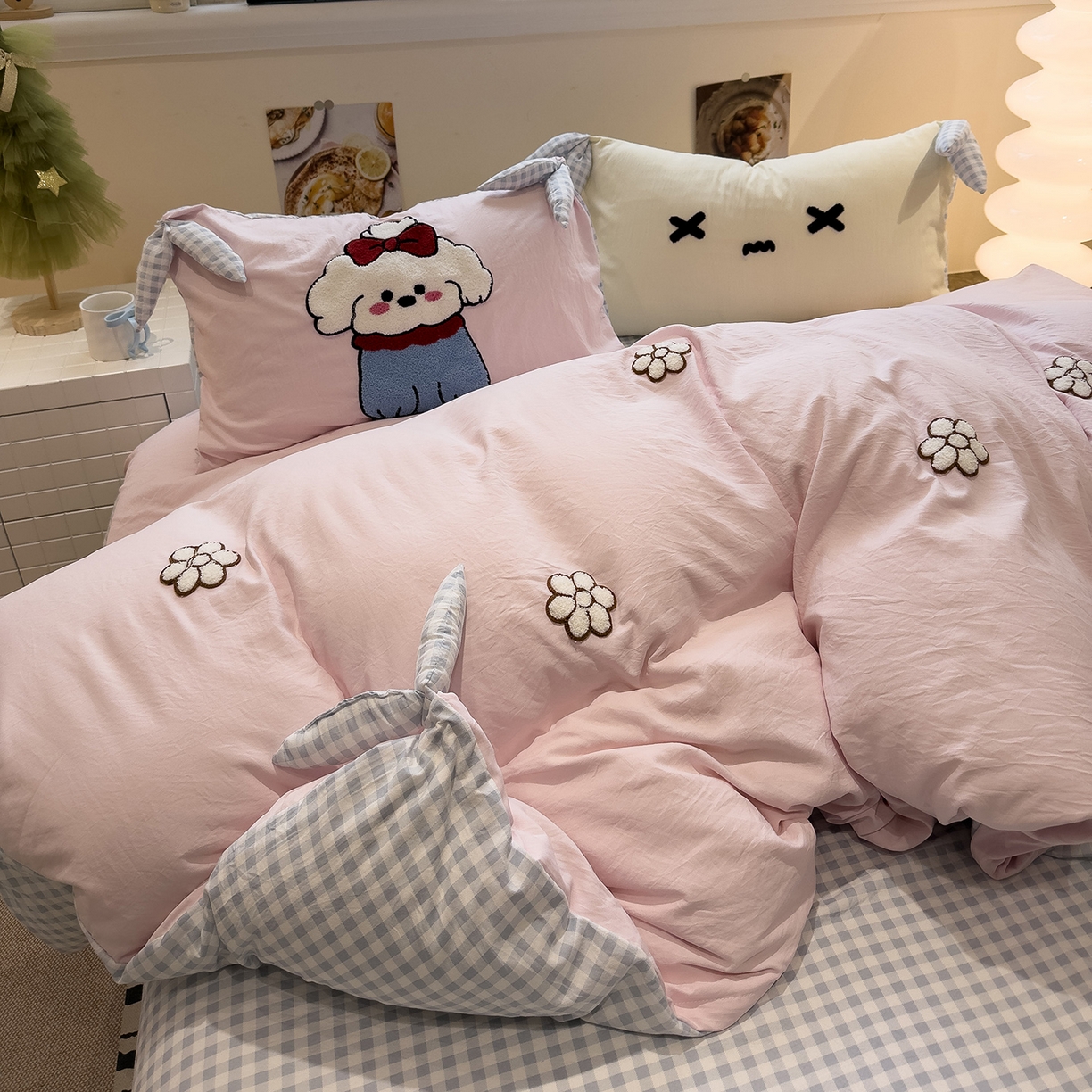 91家纺网 家纺一手货源 找家纺 盼季家纺 2026新款立体蝴蝶结毛巾绣卡通四件套 立体蝴蝶结-hello汪汪