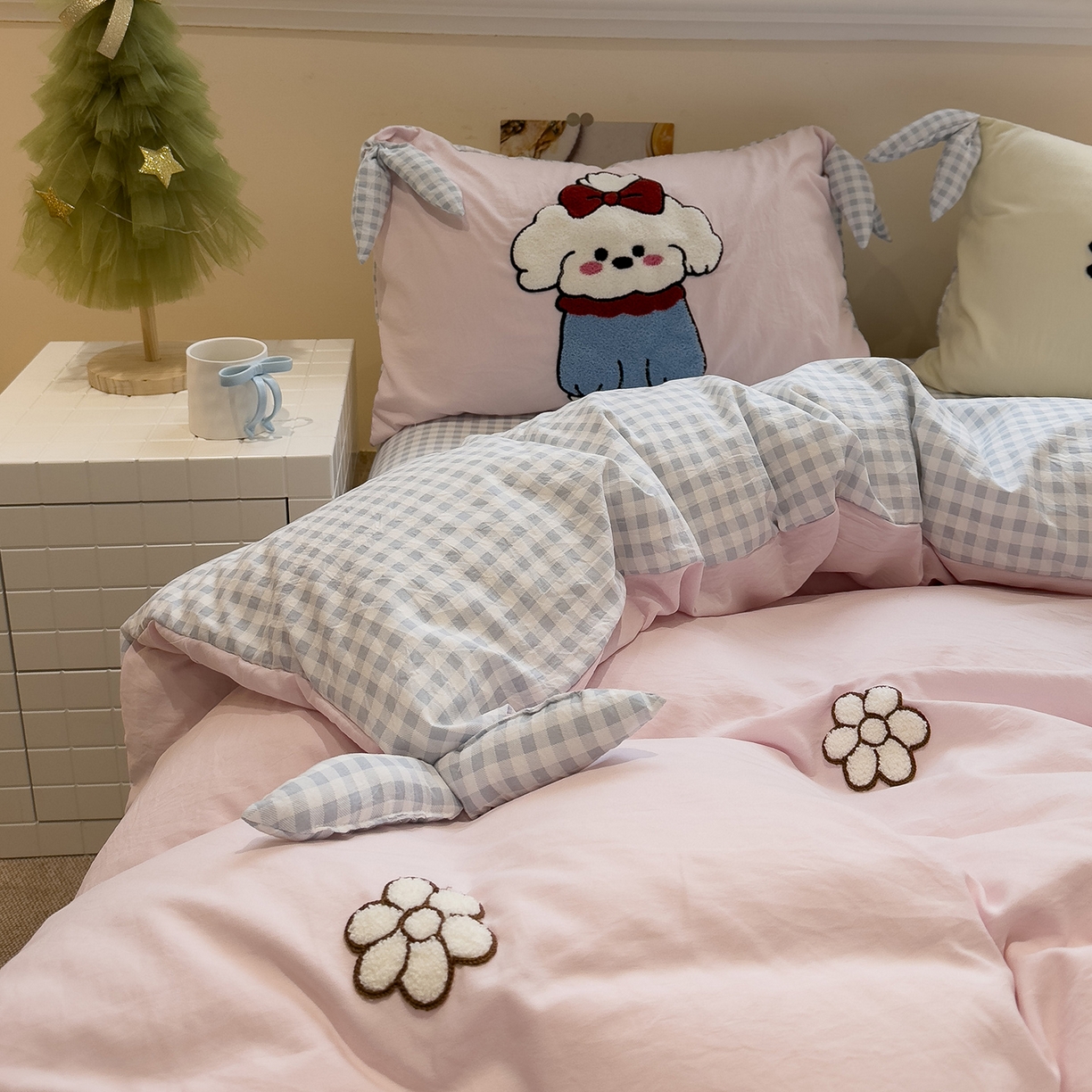 91家纺网 家纺一手货源 找家纺 盼季家纺 2026新款立体蝴蝶结毛巾绣卡通四件套 立体蝴蝶结-hello汪汪