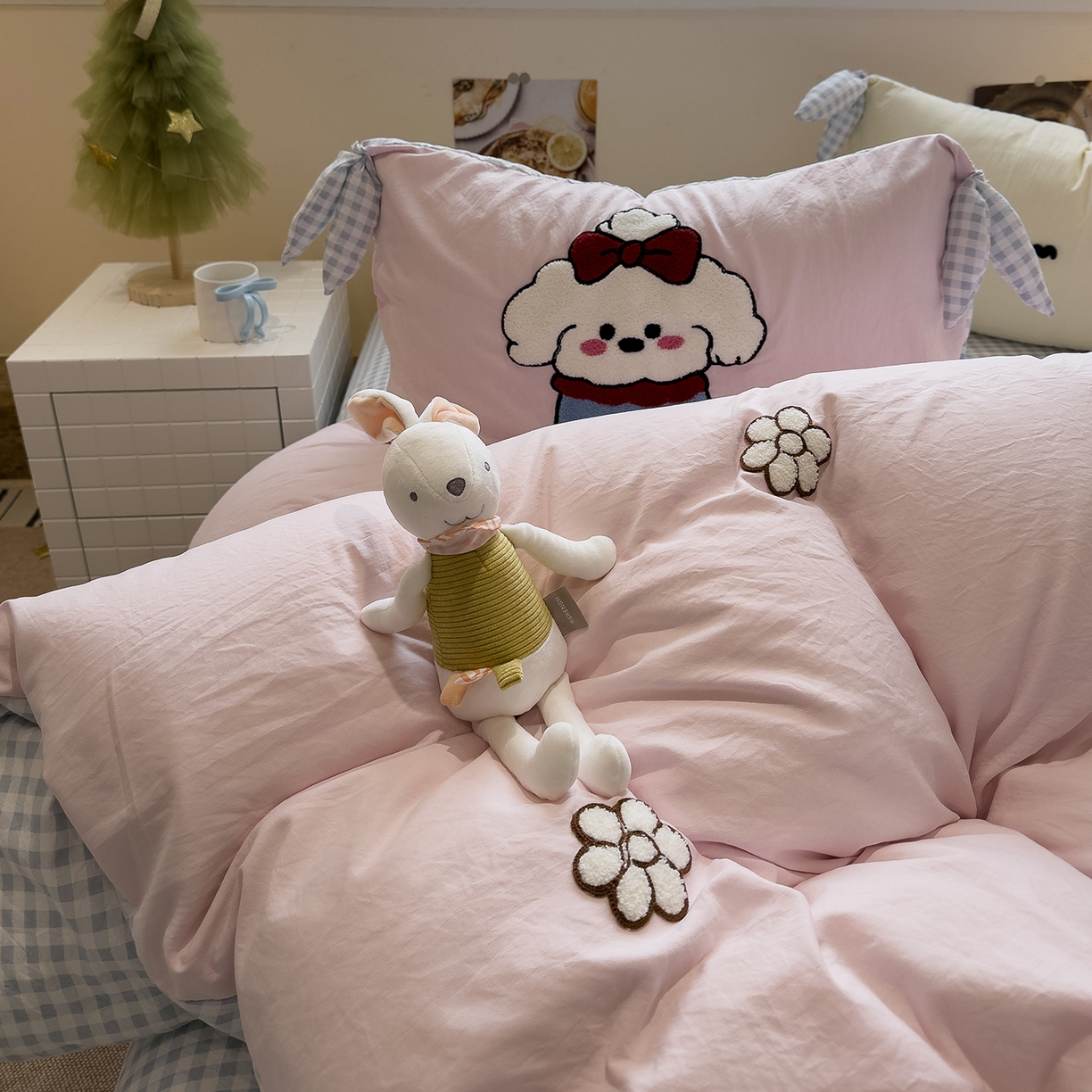 91家纺网 家纺一手货源 找家纺 盼季家纺 2026新款立体蝴蝶结毛巾绣卡通四件套 立体蝴蝶结-hello汪汪