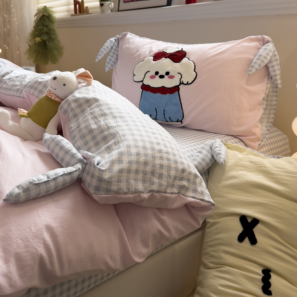 91家纺网 家纺一手货源 找家纺 盼季家纺 2026新款立体蝴蝶结毛巾绣卡通四件套 立体蝴蝶结-hello汪汪