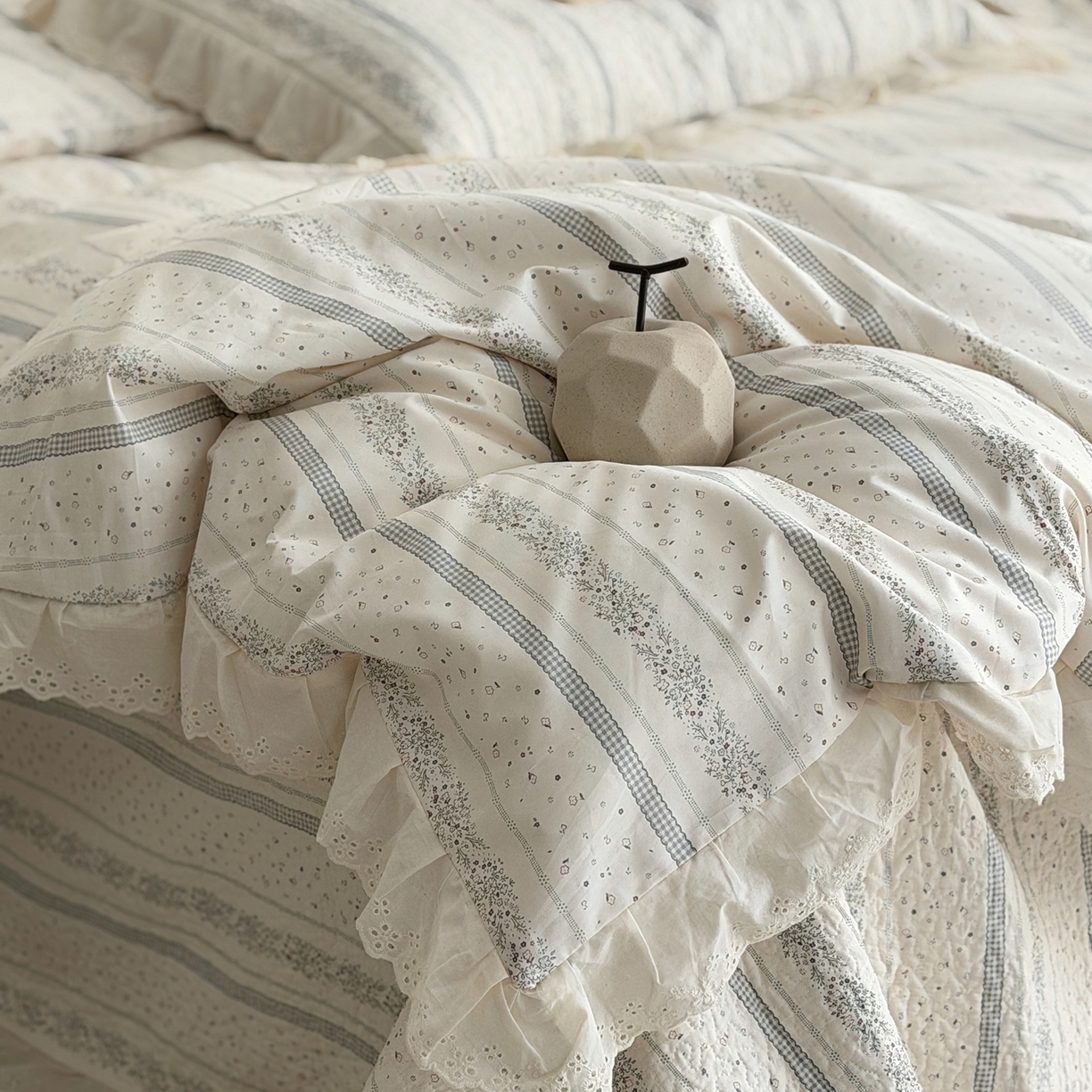 91家纺网 家纺一手货源 找家纺 佰织鑫家居 2025新款全棉法式砂洗棉花床盖款被套四件套 蓝山