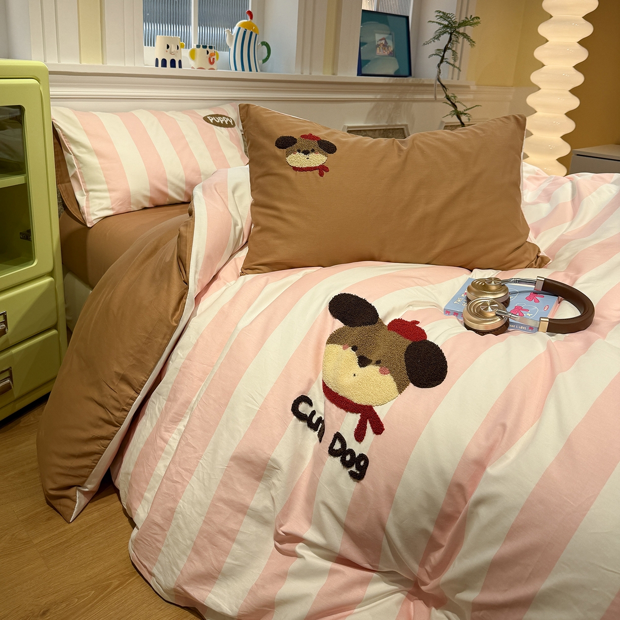 91家纺网 家纺一手货源 找家纺 怡家居 2026新款全棉纯棉印花立体毛巾绣四件套 红帽小狗