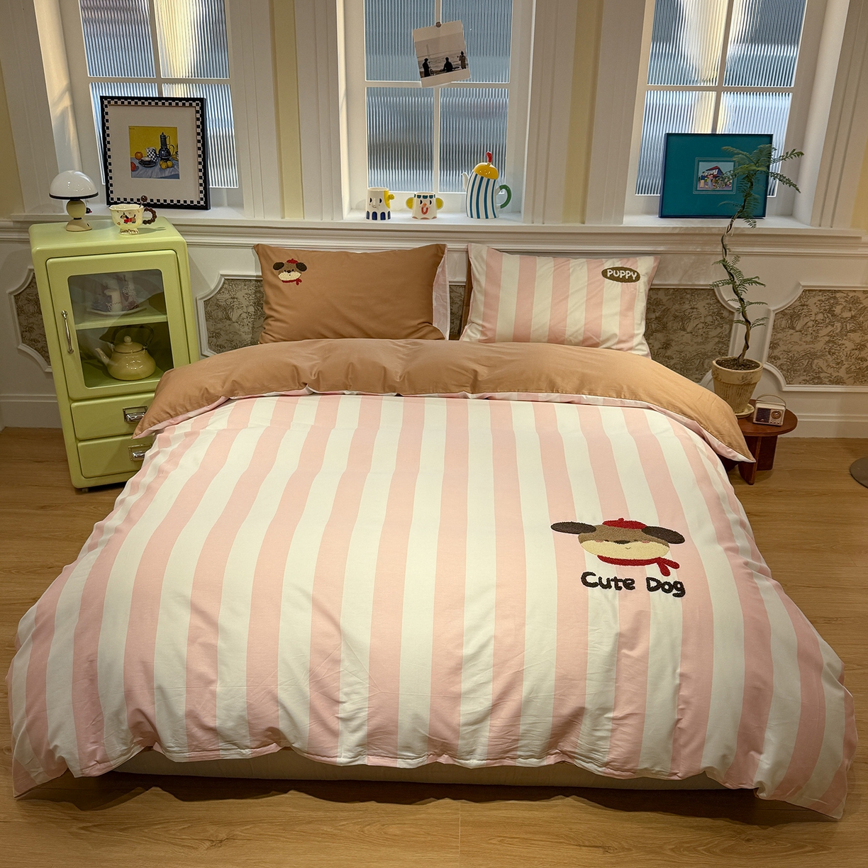 91家纺网 家纺一手货源 找家纺 怡家居 2026新款全棉纯棉印花立体毛巾绣四件套 红帽小狗