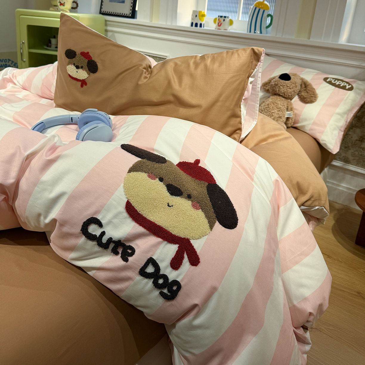 91家纺网 家纺一手货源 找家纺 怡家居 2026新款全棉纯棉印花立体毛巾绣四件套 红帽小狗