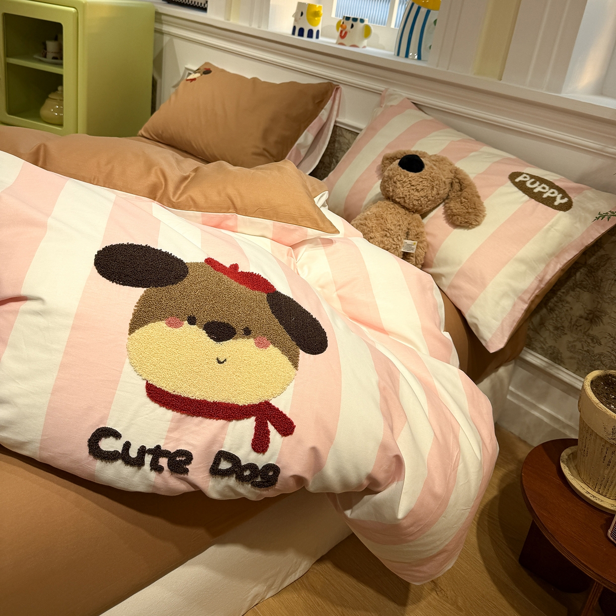 91家纺网 家纺一手货源 找家纺 怡家居 2026新款全棉纯棉印花立体毛巾绣四件套 红帽小狗